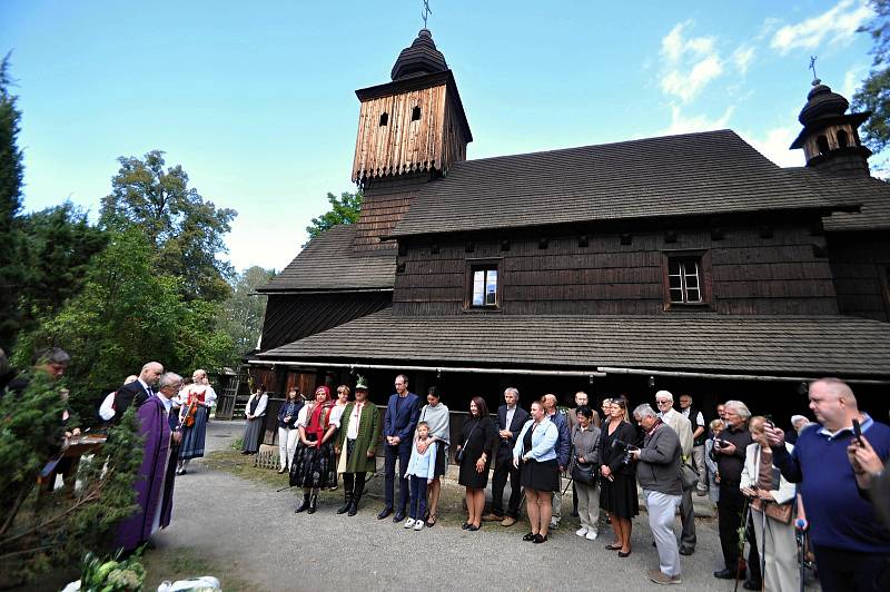 Pietní setkání spojené s uložením ostatků akademického malíře Miloše Šimurdy na Valašském slavíně ve skanzenu v Rožnově pod Radhoštěm; pátek 2. září 2022