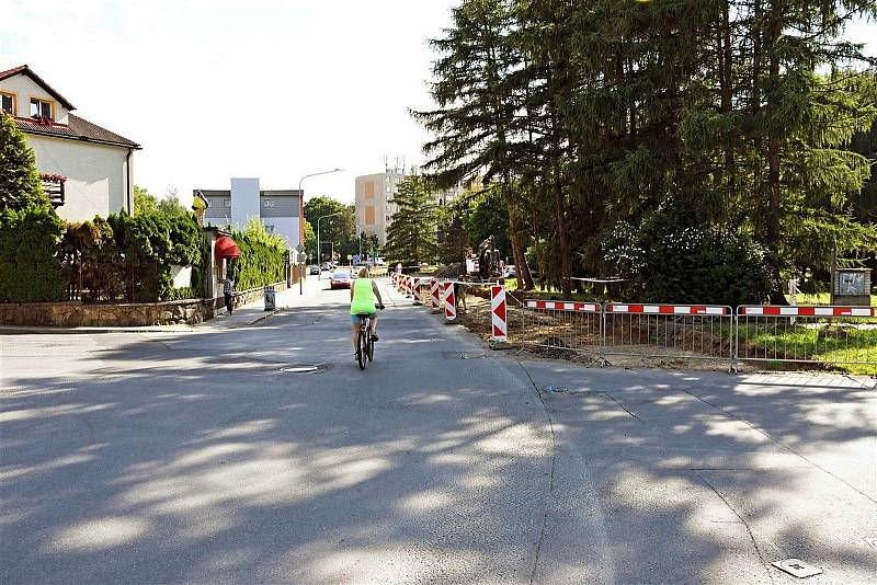 V Žerotínově ulici ve Valašském Meziříčí narazili dělníci při stavbě nového chodníku a pruhu pro cyklisty na základy původní městské hradby a dvou domů.