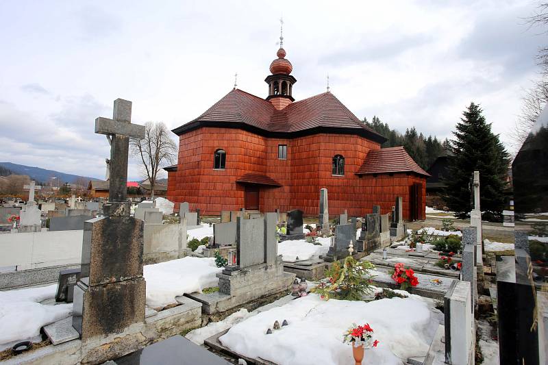 Římskokatolický kostel Panny Marie Sněžné ve Velkých Karlovicích.