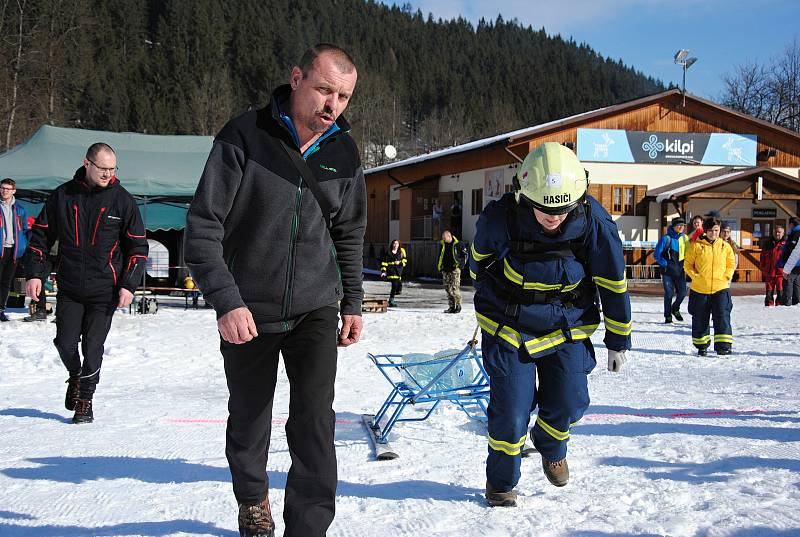 Hasička Zdeňka Mrňková na trase závodu Zimní železný hasič pod sjezdovkou Razula ve Velkých Karlovicích; neděle 1. března 2020