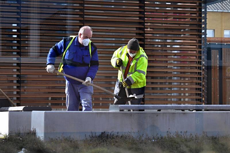 Lidé na Vsetínsku ke zpřísněným vládním opatřením přistoupila zodpovědně. Většina ve čtvrtek 25. února 2021 vyměnila roušky za respirátory.