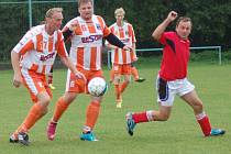 Fotbalisté Polic (oranžovobílé dresy) doma prohráli s Ratiboří B 1:4.