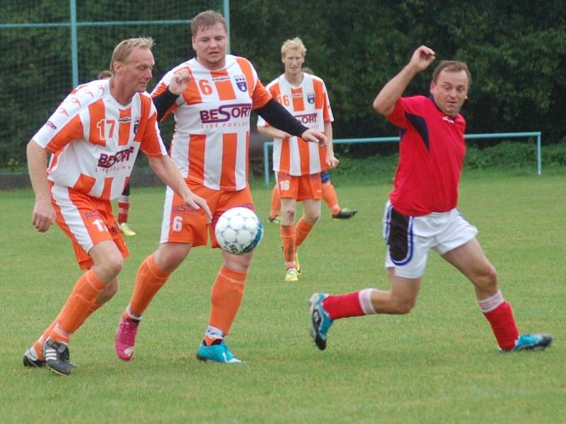 Fotbalisté Polic (oranžovobílé dresy) doma prohráli s Ratiboří B 1:4.