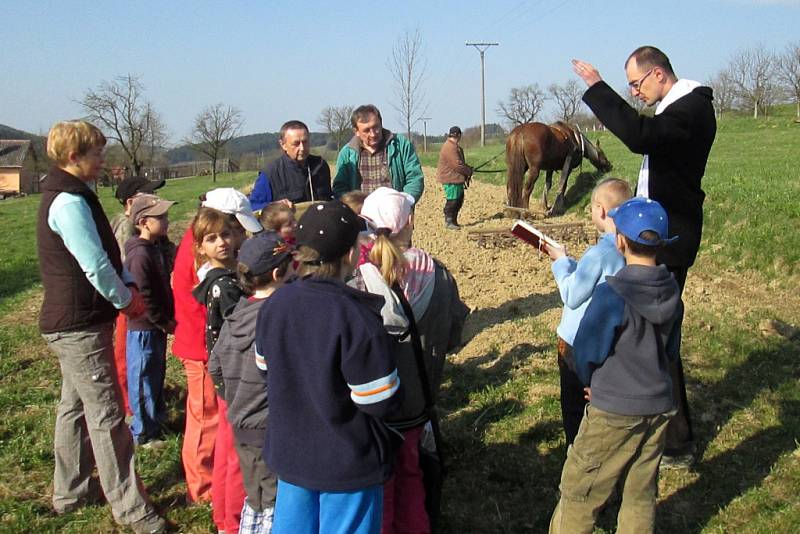 Pořad pro děti Od zrníčka ke chlebíčku začal ve Francově Lhotě tradičně setím obilí. 