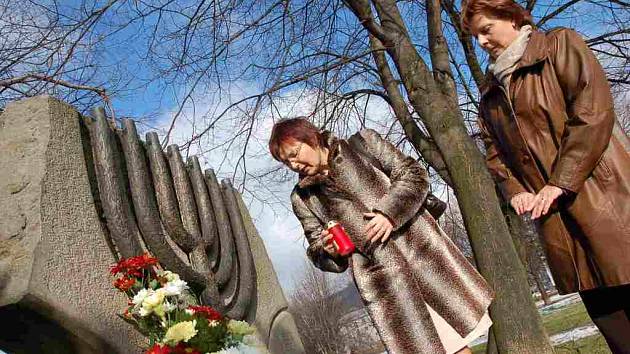 Vedení vsetínské radnice uctilo oběti holocaustu - Valašský deník