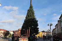 Převoz a instalace vánočního stromu na Masarykově náměstí v Rožnově pod Radhoštěm.