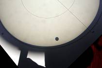 Přechod Venuše (tmavý puntík při okraji slunečního disku) přes Slunce 8. června 2004.