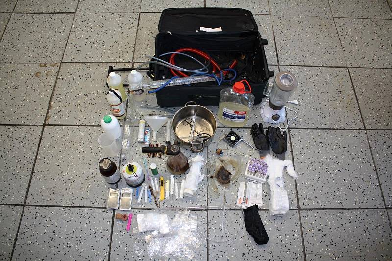 Vybavení varny pervitinu, které kriminalisté nalezli u dvojice mužů ve vsetínském hotelu.