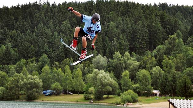 Lyžaři trénují triky na rampách ve sportovním areálu BigAir u Balatonu v Novém Hrozenkově.