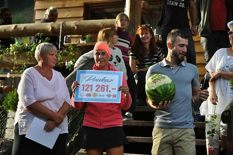 Maminka postiženého Jakuba Guryči Ester přebírá výtěžek sbírky v Kemp Ranči Bystřička na Vsetínsku; sobota 19. září 2020