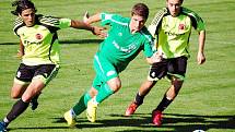 Mladý útočník FC Velké Karlovice+Karolinka Petr Starec (zelený dres) v zápase proti Spytihněvi (3:3) sice branku nedal, ale vybojoval pokutový kop. 