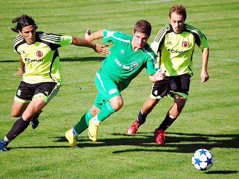 Mladý útočník FC Velké Karlovice+Karolinka Petr Starec (zelený dres) v zápase proti Spytihněvi (3:3) sice branku nedal, ale vybojoval pokutový kop. 