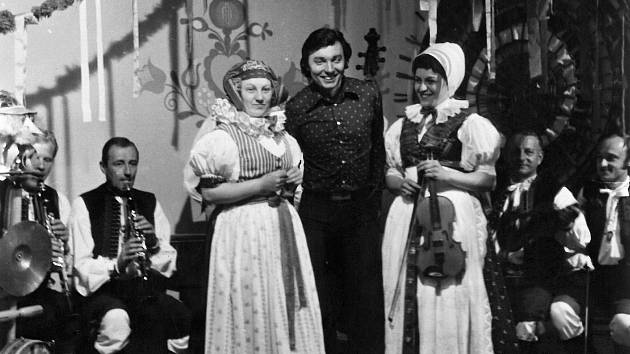 Karel Gott při natáčení pro televizi NSR Pohlednice z Moravy v roce 1976. Filmovalo se v hospodě rodiny Parákových v Křenovicích u Kojetína.