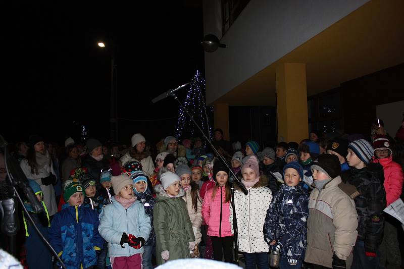 Tradičním účastníkem zpěvu koled s Deníkem je i Lidečko. I tady po odzpívání koled rozsvítili obecní vánoční strom.