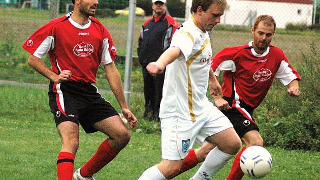 Fotbalisté Poličné (v bílém) v tomto utkání 1. B třídy porazili doma Valašskou Bystřici 4:3.