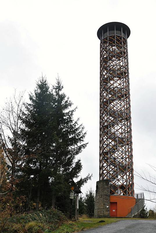 Seninka - Rozhledna Vartovna je oblíbený turistický cíl. Stojí na stejnojmenném vrchu v nadmořské výšce 651 metrů.