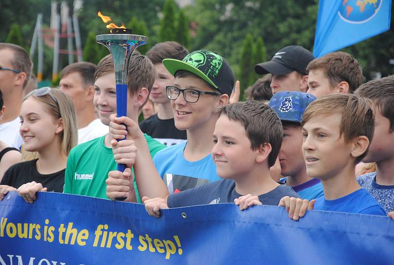 Účastníci Mírového běhu dorazili na hřiště Základní školy Křižná ve Valašském Meziříčí, kde se k nim přidali žáci meziříčských škol.