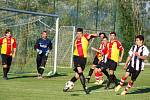 Fotbalisté Valašského Meziříčí B (černobílé dresy) doma porazili Podkopnou Lhotu 4:1.