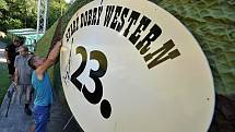 Přípravou aktuálního loga vrcholí ve čtvrtek 4. srpna 2022 v letním kině v Bystřičce na Vsetínsku přípravy 23. ročníku festivalu Starý dobrý western. Koná se 5. až 7. srpna.