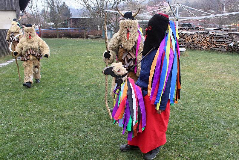 Mikulášská družina vyrazila v sobotu 1. prosince 2018 do chalup ve Francově Lhotě. Tradiční maska koníka tu představuje dragouna na koni, který vyháněl nájezdníky pryčz dědiny.