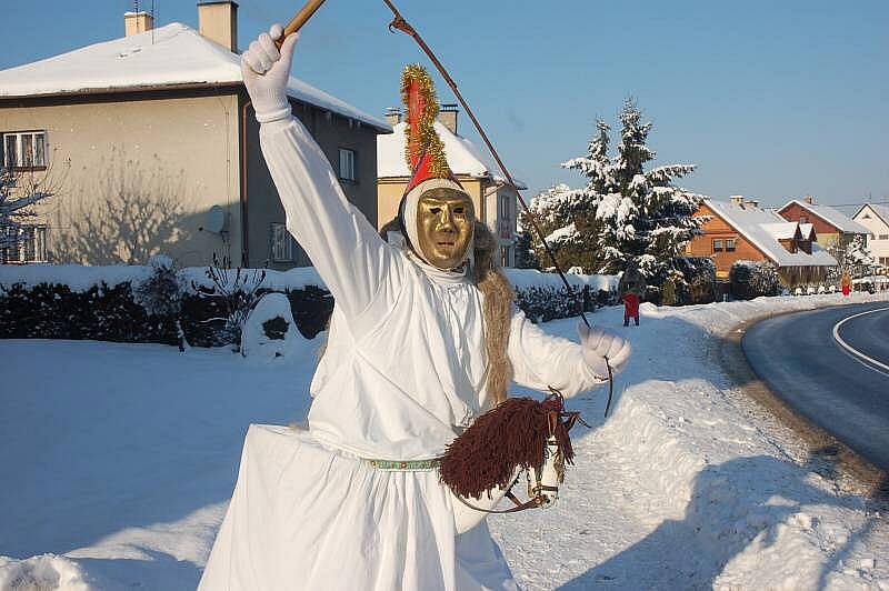 V sobotu 4. a neděli 5. prosince obcházely vesnice na Hornolidečsku maskované průvody smrtek, čertů i Mikulášů. Pekelníci byli k vidění například v Horní Lidči nebo Valašské Polance.