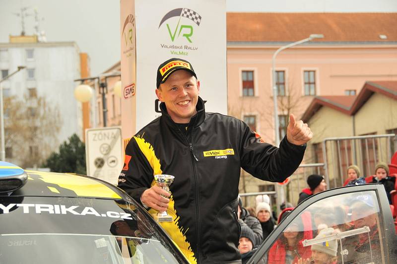 Nedělní 2. etapa 40. ročníku Valašské Rally přinesla mnoho dramatických soubojů, ze kterých nakonec vyšel vítězně Václav Pech. Druhý dojel Filip Mareš a třetí úřadující mistr Jan Kopecký.