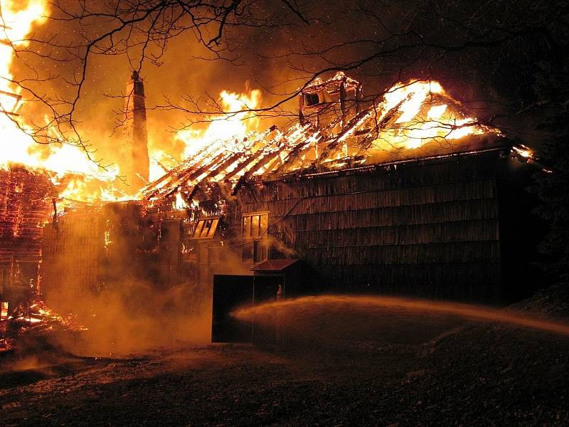 Památkově chráněnou chatu Libušín na Pustevnách v Beskydech zničil v noci 3. března 2014 rozsáhlý požár. Po šesti letech se povedlo chatu obnovit.