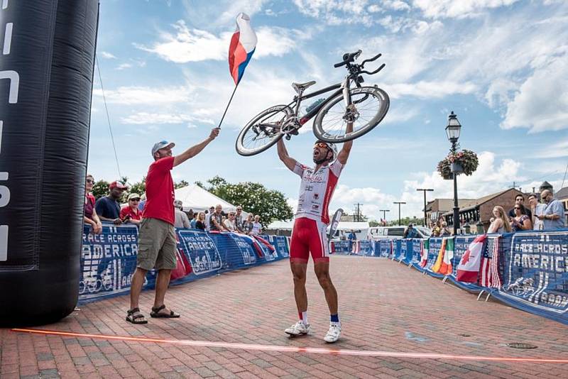 Cyklista Svatopluk Božák pokořil podruhé nejtěžší závod světa, Ameriku přejel napříč za necelých jedenáct dní