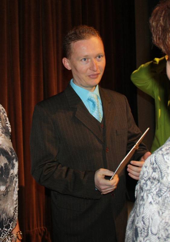 Josef Kovařík (učitel I. stupně a zástupce ředitele ZŠ Integra Vsetín), přijímá ocenění z rukou zástupců radnice.