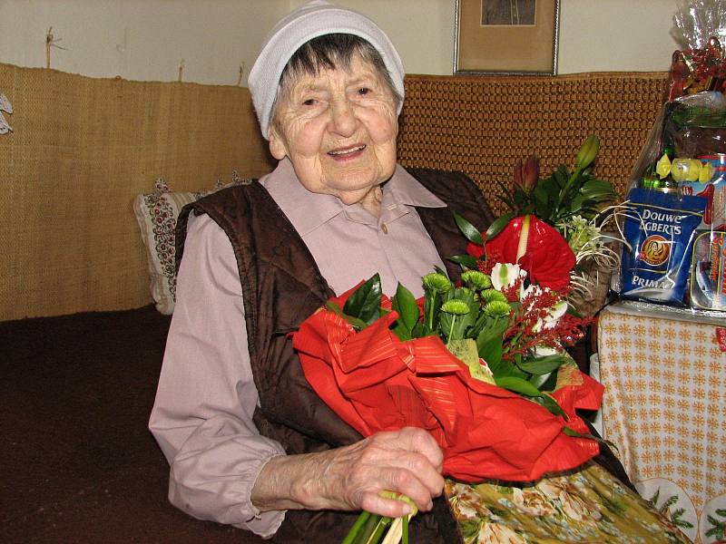 Anežka Zacharová při oslavě 101. narozenin.