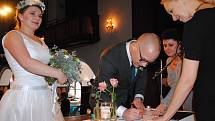 Nikol Machová a Jan Vašák si řekli své "ano" poslední den starého roku 31. prosince 2017. Do velkého sálu zámku Žerotínů ve Valašském Meziříčí je na společnou cestu životem přišla vyprovodit více než stovka hostů. Svatební oslavu pak novomanželé s přáteli