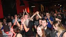Až po strop našlapaný hudební klub Tři opice byl ve čtvrtek 28. prosince svědkem oslav třicetiletého působení valašské hardrockové legendy Ciment na hudební scéně.