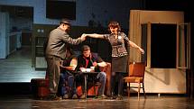 Ochotníci Divadla v Lidovém domě ve Vsetíně se ve čtvrtek 4. května 2017 předčasně rozloučili s letošní divadelní sezonou komedií s názvem Světáci.