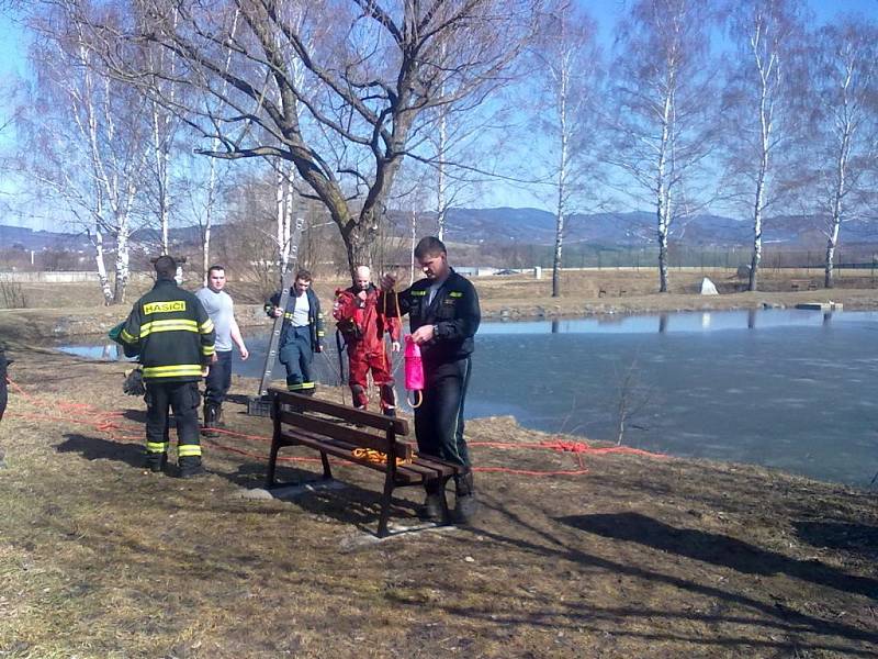 Záchrana tří malých dětí z ledové vody rybníka ve Valašském Meziříčí.