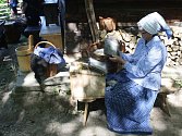 Hospodář ve Skanzenu vyhnal na pastviny ovečky. Do Skanzenu se na Velký redyk přišly podívat stovky lidí.