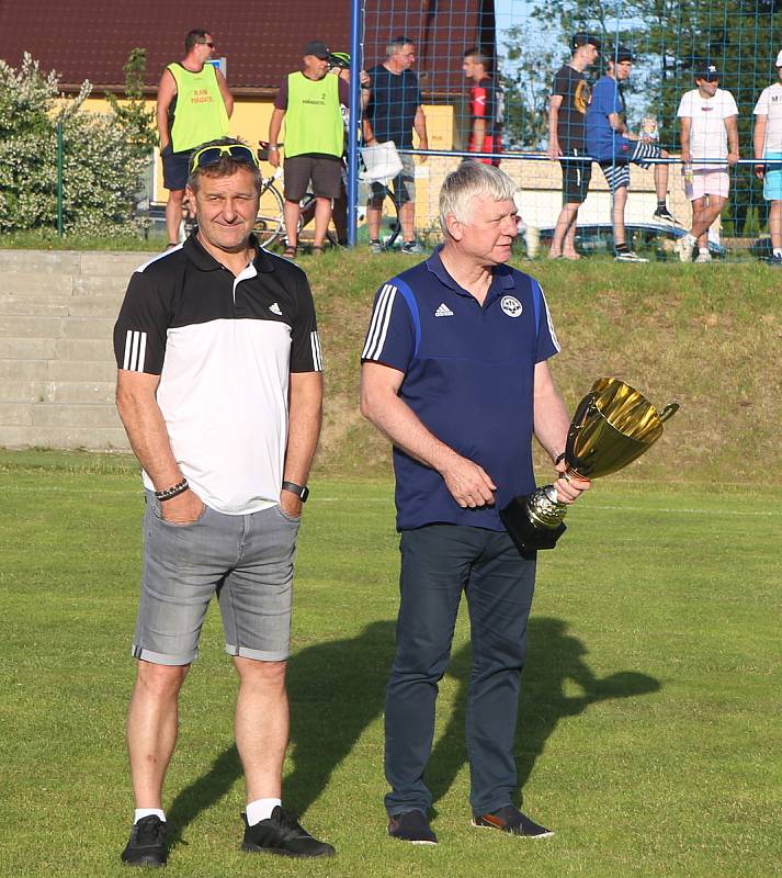 Fotbalisté Francovy Lhoty (červeno-černé dresy) zvítězili na hřišti Hrachovce 3:0 a postoupili do Krajského přeboru.