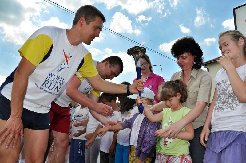 Účastníci světového běhu harmonie zavítali v pondělí 18. června 2012 mezi děti do základní školy v Huslenkách