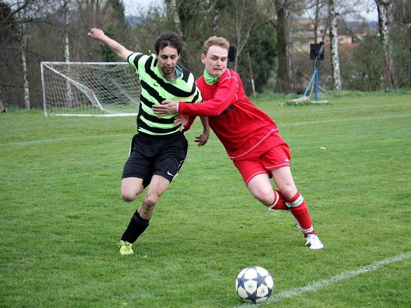 Fotbalisté Kelče B (pruhované dresy) doma prohráli se Lhotkou 1:4. 