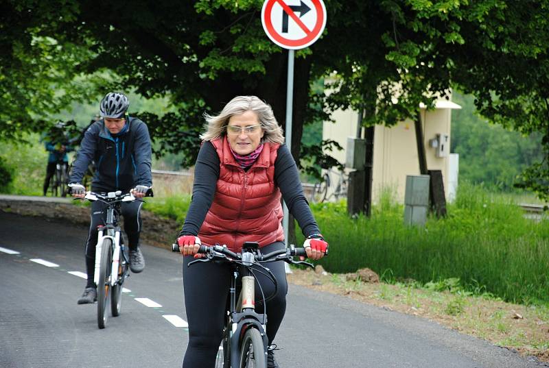 Cyklisté projíždějí po nově otevřeném úseku cyklostezky mezi Poličnou a Brankami na Valašskomeziříčsku; pátek 29. května 2020