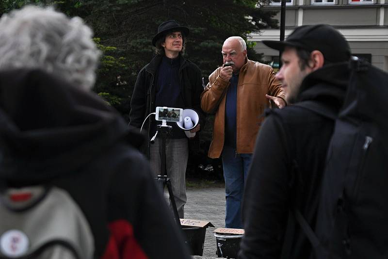 Na náměstí ve Valašském Meziříčí se v neděli 23. května 2021 uskutečnila další demonstrace ze řeku Bečvu bez jedů. Na náměstí ve Valašském Meziříčí se v neděli 23. května 2021 uskutečnila další demonstrace ze řeku Bečvu bez jedů. Na snímku hlavní organizá