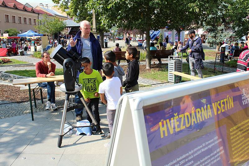 Začalo Valašské záření. Vsetínské náměstí a prostranství před kulturním domem zaplnily v pátek 8. září tisíce lidí. Začal 19. ročník Valašského Záření.