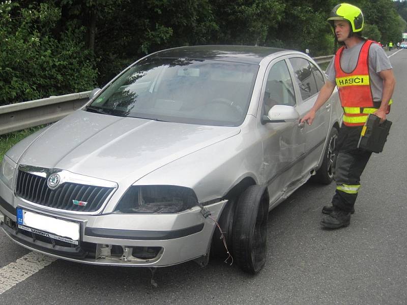 Cestáře srazilo při opravě silnice osobní auto