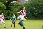 Fotbalisté Valašského Meziříčí (červenobílé dresy) na hřišti v Podlesí prohtáli s Karvinou B vysoko 0:5. 