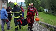 Hovězský splav na 28 km řeky Bečvy 23. června 2020 v 11.30. Zhruba 19 hodin předtím tu utonuli dva vodáci, které vtáhl proud pod splav. Lodní vak vytáhli hasiči druhý den před polednem.