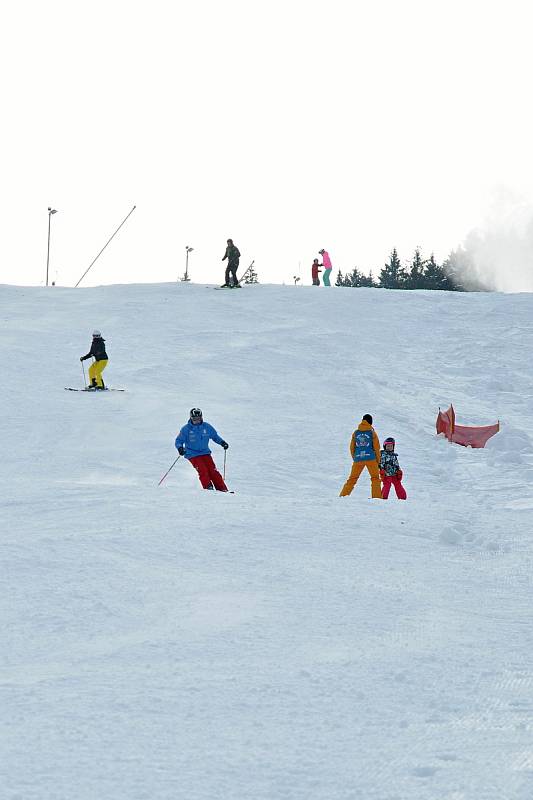 Ve skiareálu v Karolince zahájili o víkendu 11. a 12. prosince 2021 letošní lyžařskou sezonu