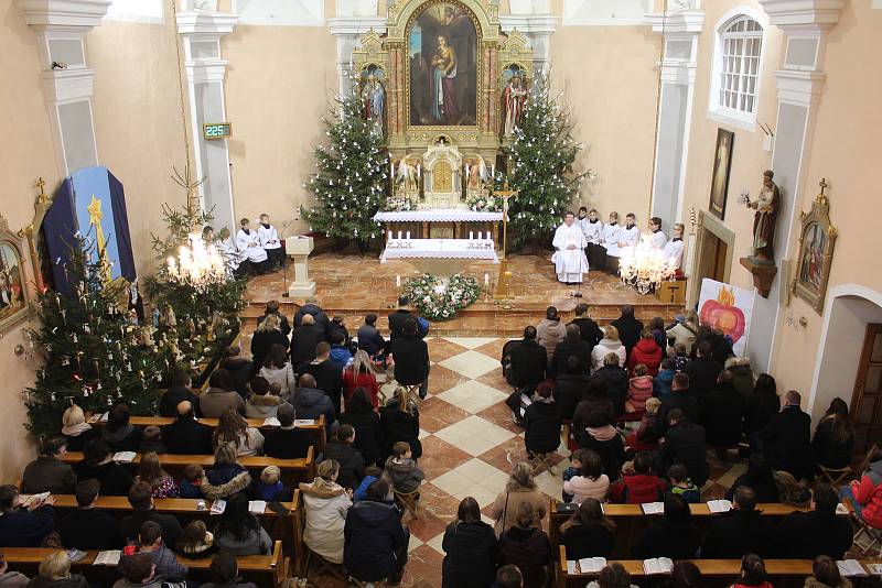 Na mši svatou do kostela svaté Kateřiny v Lidečku přišly na Boží hod vánoční desítky věřících.