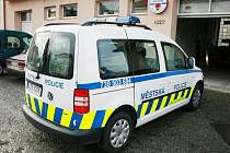 Strážníci v Rožnově pod Radhoštěm využívají od začátku roku nový vůz Volkswagen Caddy.  