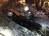 Záchranáři zasahují v neděli 14. ledna 2024 u nehody osobního automobilu v rožnovské městské části Hážovice.