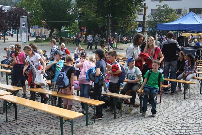 Program začíná na hlavním pódiu až ve tři hodiny, přesto už se tam shromažďují první hosté