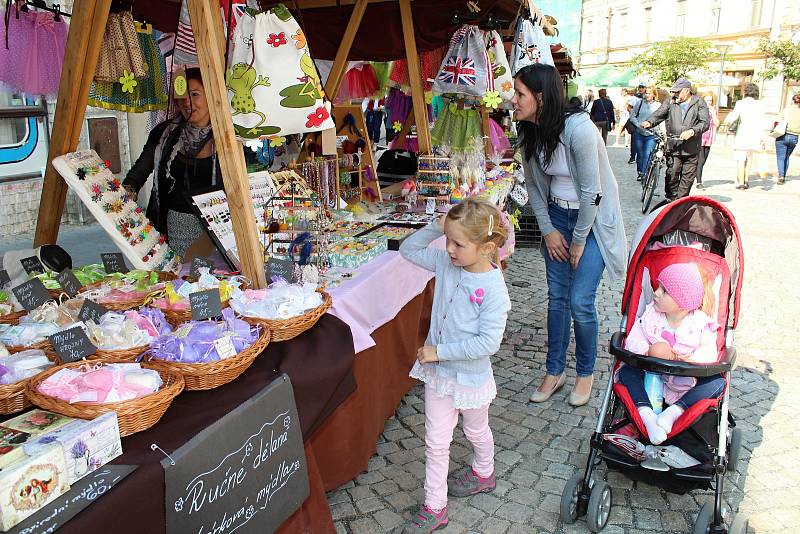 Začalo Valašské záření. Vsetínské náměstí a prostranství před kulturním domem zaplnily v pátek 8. září tisíce lidí. Začal 19. ročník Valašského Záření.